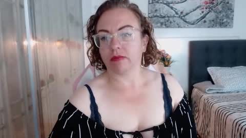 tania_goddess_ online show from November 21, 2024, 8:05 pm