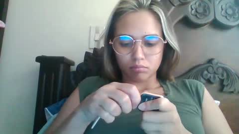 triana_bell online show from December 6, 2024, 6:49 pm