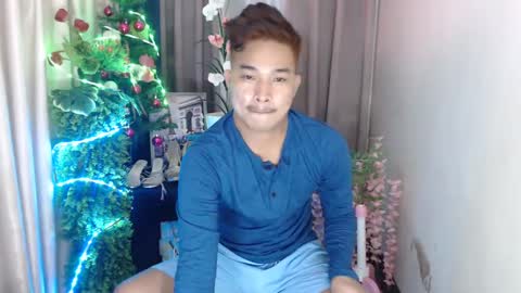 ur_hugechinito online show from December 23, 2024, 4:29 pm