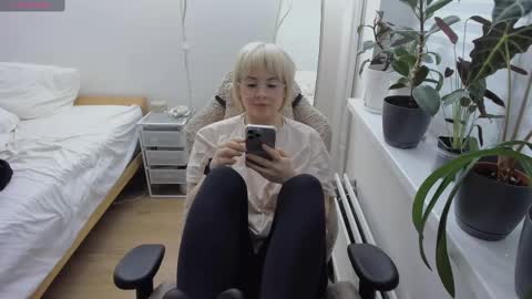 uwu_mya online show from January 13, 2025, 11:26 am