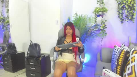 venus_royce online show from November 29, 2024, 4:04 pm