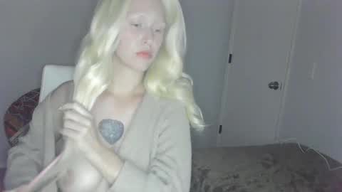 violet_winter97 online show from November 27, 2024, 8:03 am