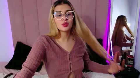 violetalittlee online show from November 15, 2024, 8:52 pm