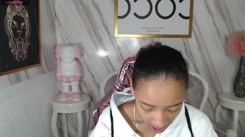 violeth_b online show from November 23, 2024, 12:53 pm