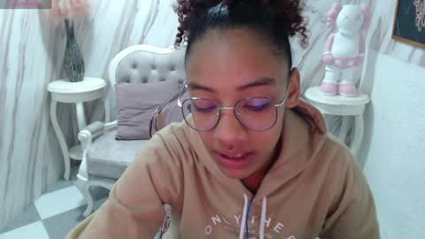 violeth_b online show from December 13, 2024, 12:35 pm