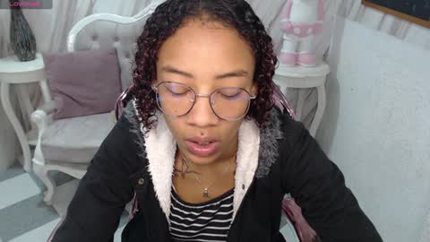 violeth_b online show from December 17, 2024, 12:44 pm