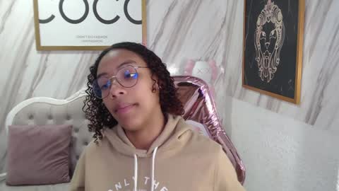 violeth_b online show from December 18, 2024, 12:38 pm