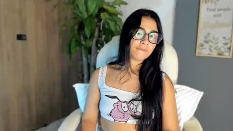 violethvarago_ online show from December 3, 2024, 5:51 am