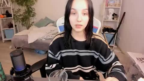 vivian_qwerty online show from December 20, 2024, 6:27 pm