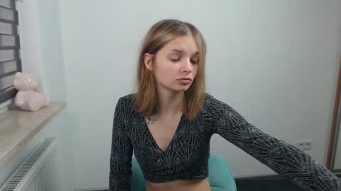 vivien_slender online show from November 23, 2024, 12:42 pm