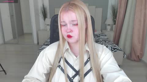 Ellie online show from December 22, 2024, 9:02 pm