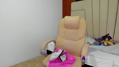 ximena_towers online show from December 7, 2024, 11:25 am