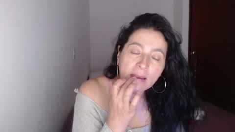 yasmin_love85 online show from November 27, 2024, 2:28 pm