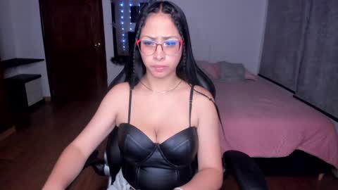 yesie_hot2 online show from December 9, 2024, 2:29 am