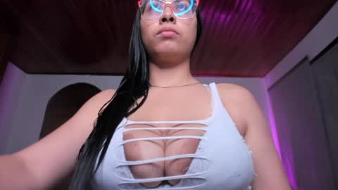 yesie_hot2 online show from January 4, 2025, 1:29 am