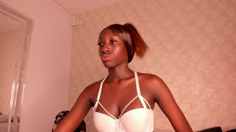 zella_brown online show from December 11, 2024, 12:08 pm