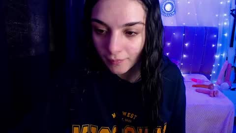 zoe_0111 online show from November 19, 2024, 2:01 pm