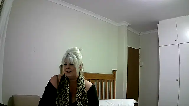 Miahotmilf online show from November 16, 2024, 9:17 pm