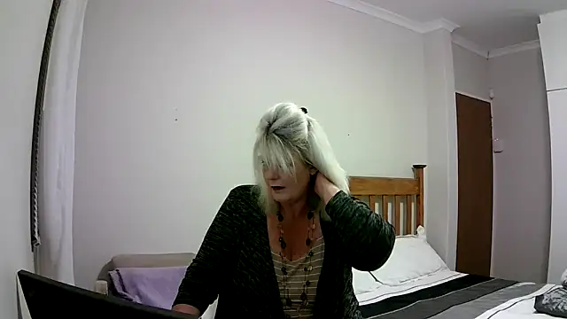 Miahotmilf online show from December 17, 2024, 7:16 pm