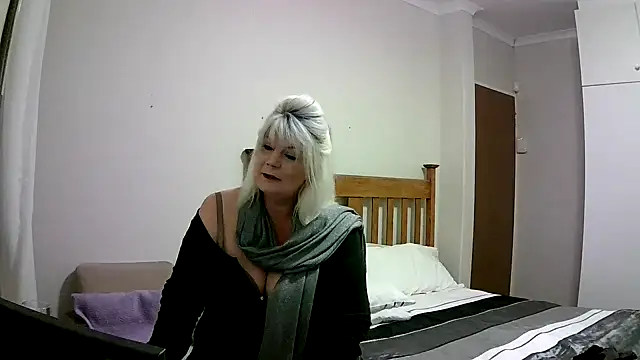 Miahotmilf online show from January 1, 2025, 7:32 pm