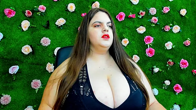 Huge Titties  online show from December 18, 2024, 5:10 am