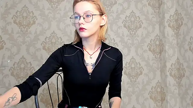 BlondyLily online show from December 17, 2024, 2:50 am