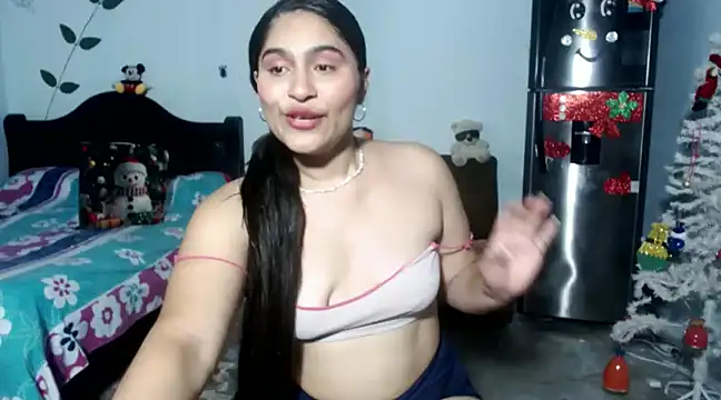 sweet latingirl  online show from December 14, 2024, 9:44 pm